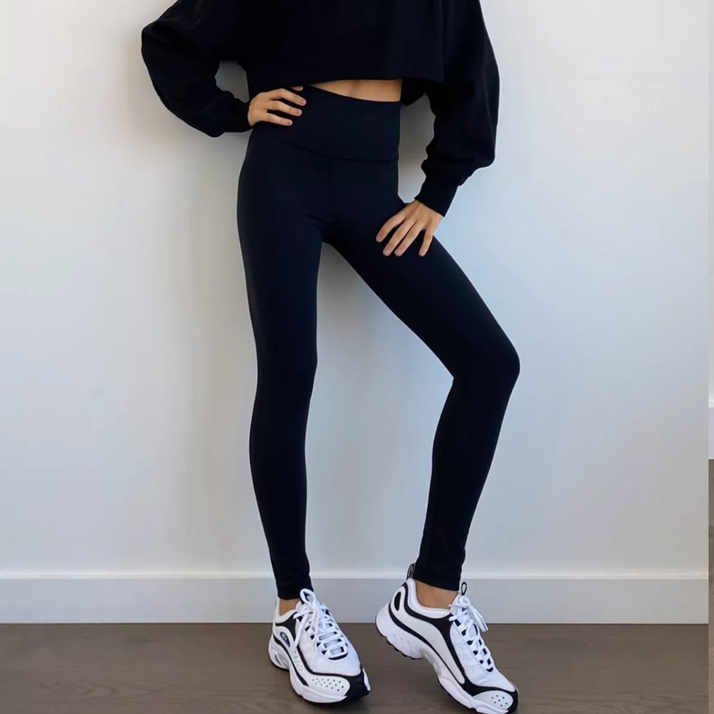 SOLD Aritzia TnaLIFE™ Atmosphere Super Hi-Rise 7/8 Legging Black Size XS NWT